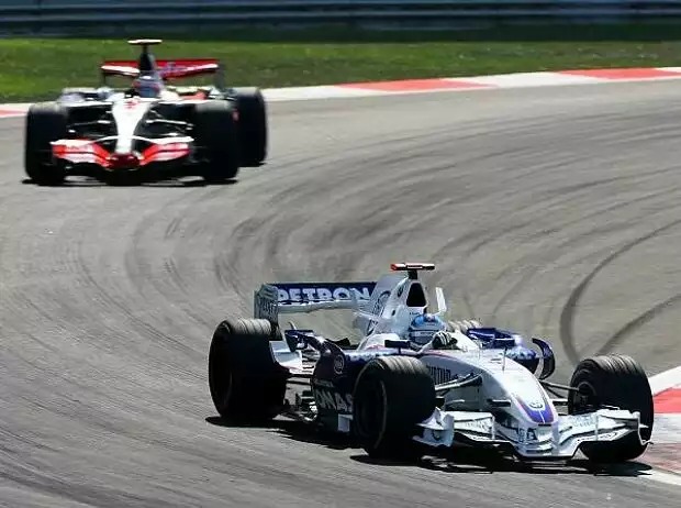 Nick Heidfeld vor Fernando Alonso Titel-Bild zur News: Nick Heidfeld vor Fernando Alonso