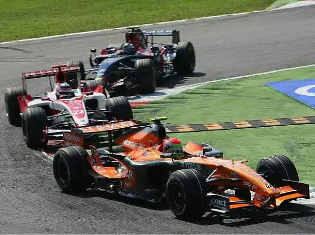 Titel-Bild zur News: Sakon Yamamoto vor Takuma Sato