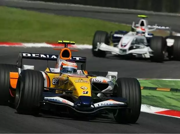 Titel-Bild zur News: Heikki Kovalainen vor Robert Kubica