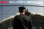 Die Carabunieri vor dem Motorhome von McLaren-Mercedes 