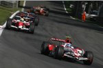 Anthony Davidson (Super Aguri) vor Ralf Schumacher (Toyota)  