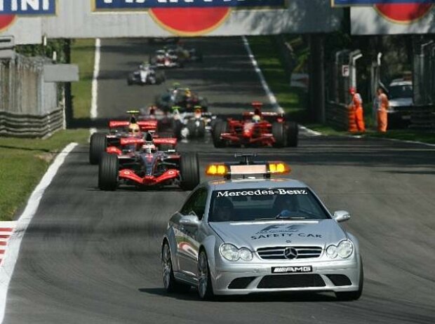 Fernando Alonso hinter dem Safety-Car