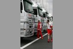 Stefano Domenicali (Sportlicher Leiter) (Ferrari) bei den Lkw von McLaren-Mercedes