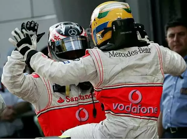 Titel-Bild zur News: Fernando Alonso und Lewis Hamilton