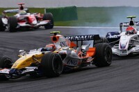 Heikki Kovalainen vor Robert Kubica