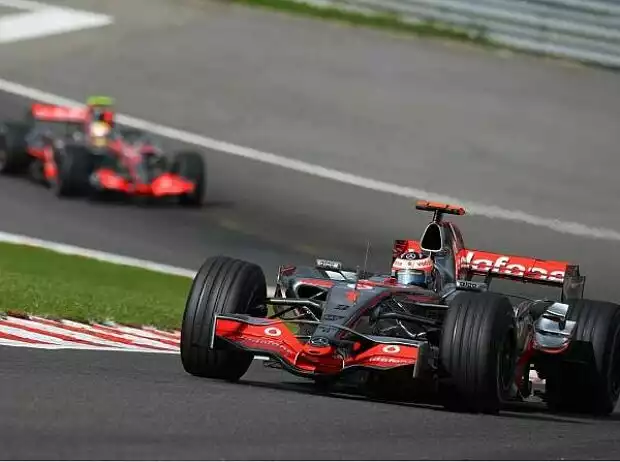 Fernando Alonso vor Lewis Hamilton Titel-Bild zur News: Fernando Alonso vor Lewis Hamilton