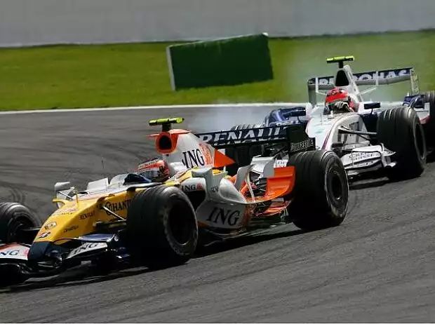 Titel-Bild zur News: Heikki Kovalainen vor Robert Kubica