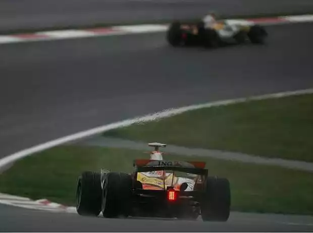 Giancarlo Fisichella hinter Heikki Kovalainen Titel-Bild zur News: Giancarlo Fisichella hinter Heikki Kovalainen