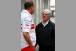 John Howett (Teampräsident) (Toyota) und Bernie Ecclestone (Formel-1-Chef) 