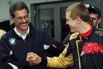 Mario Theissen (BMW Motorsport Direktor) (BMW Sauber F1 Team) gratuliert Sebastian Vettel (Toro Rosso) 