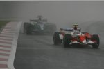 Jarno Trulli (Toyota) vor Jenson Button (Honda F1 Team) 
