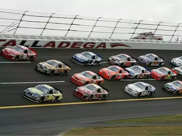 Titel-Bild zur News: Talladega Bump Drafting