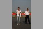 Aguri Suzuki (Teamchef) (Super Aguri) und Hiroshi Yasukawa (Motorsportdirektor Bridgestone) 
