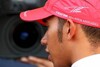 Bild zum Inhalt: Hamilton lernt die andere Seite der Formel 1 kennen