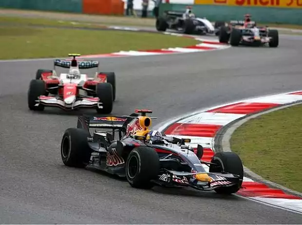 David Coulthard vor Jarno Trulli Titel-Bild zur News: David Coulthard vor Jarno Trulli