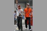 Lewis Hamilton (McLaren-Mercedes) und Adrian Sutil (Spyker) 