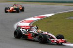 Lewis Hamilton (McLaren-Mercedes) und Sakon Yamamoto (Spyker) 