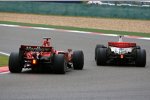 Kimi Räikkönen (Ferrari) und Lewis Hamilton (McLaren-Mercedes) 