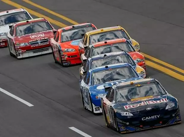 Titel-Bild zur News: Talladega Single File Racing