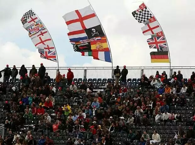 Titel-Bild zur News: DTM-Fans