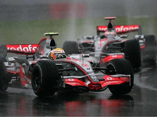 Titel-Bild zur News: Lewis Hamilton vor Fernando Alonso