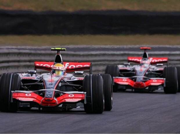Lewis Hamilton vor Fernando Alonso Lewis Hamilton vor Fernando Alonso