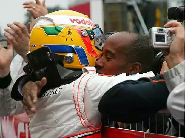Lewis Hamilton und Vater Anthony Titel-Bild zur News: Lewis Hamilton und Vater Anthony