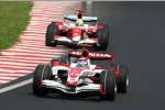 Takuma Sato (Super Aguri) vor Ralf Schumacher (Toyota)