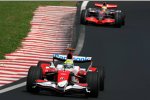 Ralf Schumacher (Toyota) vor Lewis Hamilton (McLaren-Mercedes) 