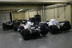 Die Autos des BMW Sauber F1 Teams und von Williams bei der Untersuchung