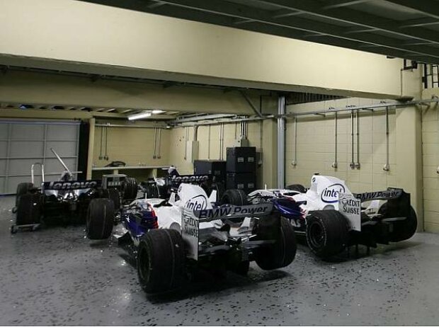 FIA-Garage im Parc Fermé FIA-Garage im Parc Fermé