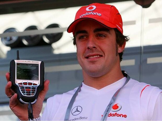 Titel-Bild zur News: Fernando Alonso mit dem Kangaroo-TV