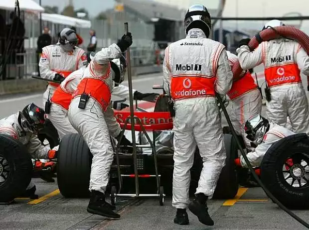 Boxenstopp-Training bei McLaren-Mercedes Titel-Bild zur News: Boxenstopp-Training bei McLaren-Mercedes