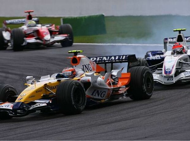 Heikki Kovalainen vor Robert Kubica Heikki Kovalainen vor Robert Kubica