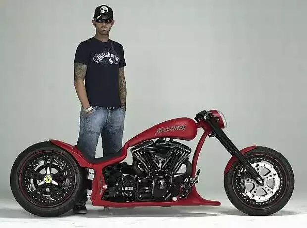 Marcus Walz mit Kimi Räikkönens Motorrad Titel-Bild zur News: Marcus Walz mit Kimi Räikkönens Motorrad
