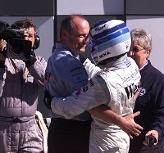 Ron Dennis gratuliert Mika Häkkinen zu seinem Sieg in Indy