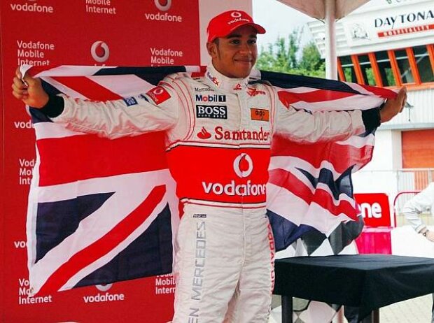 Lewis Hamilton mit dem Union Jack