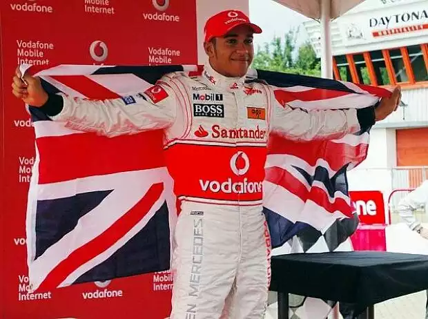 Lewis Hamilton mit dem Union Jack Titel-Bild zur News: Lewis Hamilton mit dem Union Jack