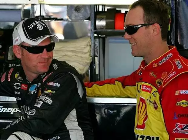Clint Bowyer Kevin Harvick Titel-Bild zur News: Clint Bowyer Kevin Harvick