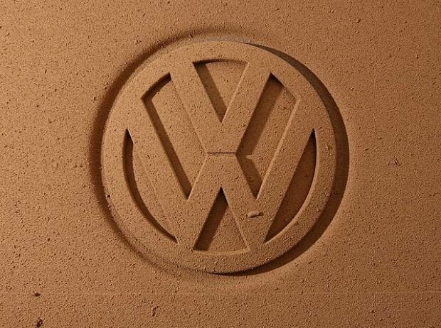 Titel-Bild zur News: Volkswagen-Logo im Sand