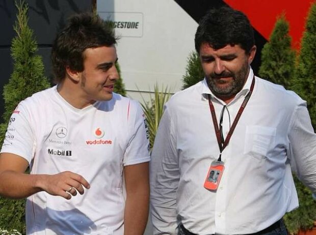 Titel-Bild zur News: Fernando Alonso mit Manager Luis Garcia Abad