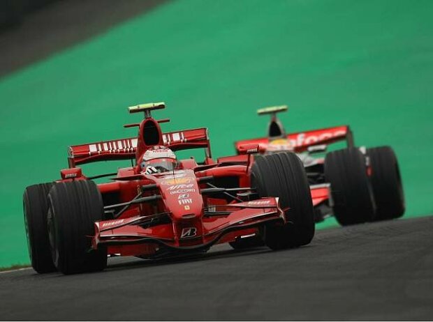 Titel-Bild zur News: Kimi Räikkönen vor Lewis Hamilton