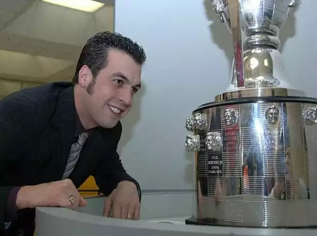Sam Hornish Jr. mit der Borg-Warner-Trophy Titel-Bild zur News: Sam Hornish Jr. mit der Borg-Warner-Trophy