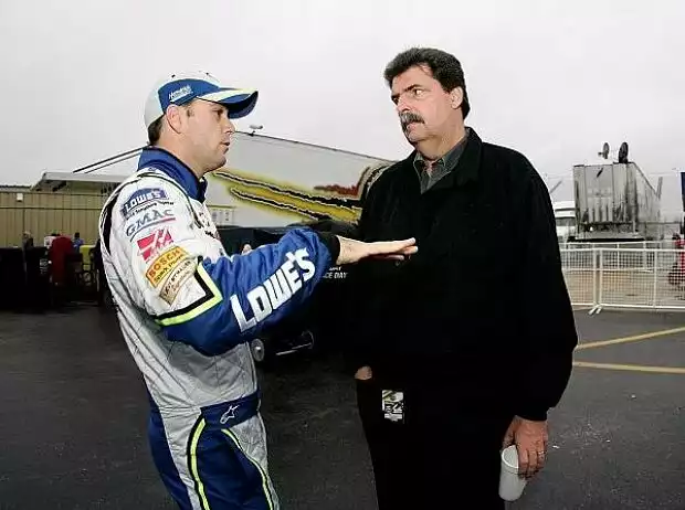 Jimmie Johnson Mike Helton Titel-Bild zur News: Jimmie Johnson Mike Helton