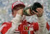 Bild zum Inhalt: Überglücklicher Räikkönen nimmt Trophäe entgegen