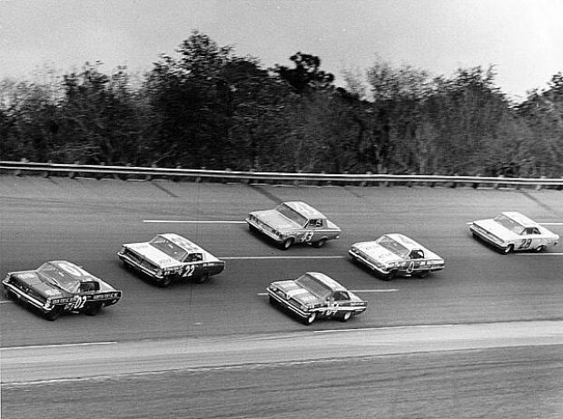 Titel-Bild zur News: Daytona 1963 A.J. Foyt Fireball Roberts Petty