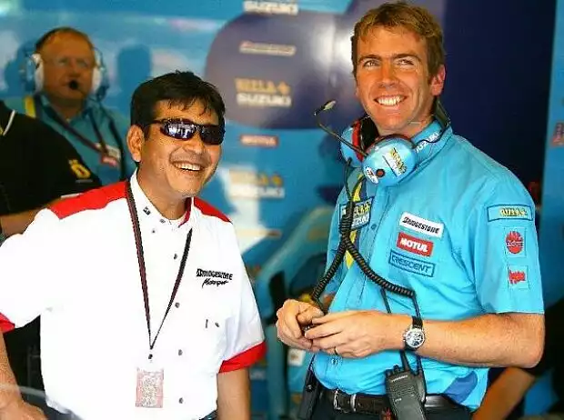 Paul Denning mit einem Bridgestone-Ingenieur Titel-Bild zur News: Paul Denning mit einem Bridgestone-Ingenieur
