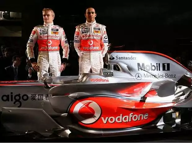 Titel-Bild zur News: Heikki Kovalainen und Lewis Hamilton
