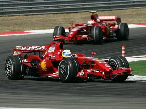 Titel-Bild zur News: Felipe Massa vor Kimi Räikkönen