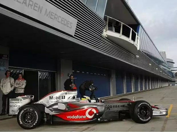 Titel-Bild zur News: MP4-23 Roll Out Jerez